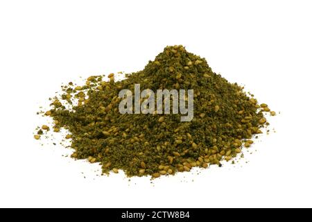 ZA'atar (zatar), mélange d'herbes, de graines de sésame et de sel en tas sur fond blanc. Photo haute résolution. Profondeur de champ complète. Banque D'Images