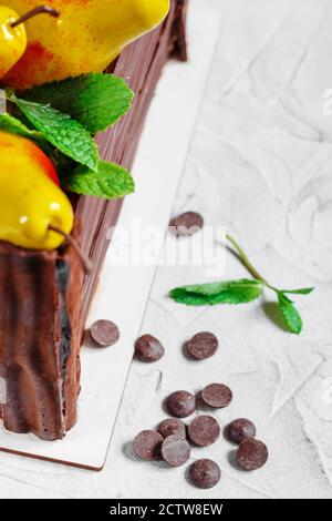 Gâteau d'anniversaire sous forme de boîte de chocolat remplie de poires à base de gâteaux de mousse. Gouttes de chocolat Banque D'Images