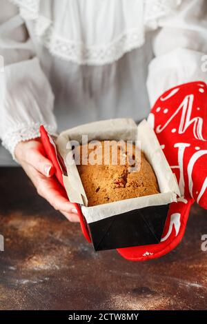 Stollen est un pain aux fruits à coque, aux épices, aux fruits secs ou confits, enrobé de sucre en poudre. C'est le pain traditionnel allemand mangé pendant les fêtes de Noël Banque D'Images