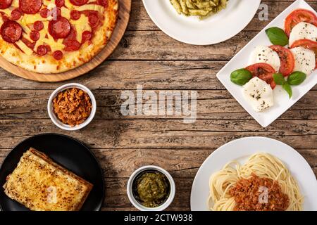 Assortiment de plats de pâtes italiennes sur une table en bois Banque D'Images