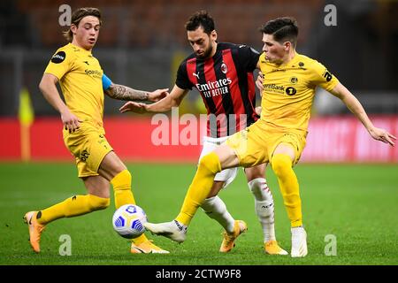 Milan, Italie - 24 septembre 2020 : Hakan Calhanoglu (C) de l'AC Milan rivalise pour le ballon avec Patrick Berg (L) et Sondre Brunstad Fetinat de FK Bodo/Glimt le troisième match de qualification de football de l'UEFA Europa League entre l'AC Milan et le FK Bodo/Glimt. AC Milan a remporté 3-2 contre FK Bodo/Glimt. Credit: Nicolò Campo/Alay Live News Banque D'Images