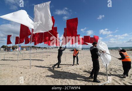 Un morceau d'œuvre de l'artiste Luke Jerram appelé 'in Memoriam', est installé sur la plage de Sandbanks dans le cadre du Bournemouth Arts par le Festival de la mer 2020. Créée à partir de plus de 100 draps et disposée sous forme de croix rouge médicale, la mer des drapeaux offre au public un endroit à visiter pour se souvenir des personnes perdues pendant la pandémie du coronavirus et rendre hommage au personnel et aux bénévoles du NHS. Banque D'Images