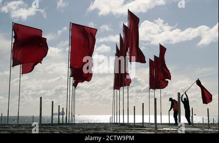 Un morceau d'œuvre de l'artiste Luke Jerram appelé 'in Memoriam', est installé sur la plage de Sandbanks dans le cadre du Bournemouth Arts par le Festival de la mer 2020. Créée à partir de plus de 100 draps et disposée sous forme de croix rouge médicale, la mer des drapeaux offre au public un endroit à visiter pour se souvenir des personnes perdues pendant la pandémie du coronavirus et rendre hommage au personnel et aux bénévoles du NHS. Banque D'Images