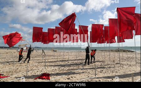 Un morceau d'œuvre de l'artiste Luke Jerram appelé 'in Memoriam', est installé sur la plage de Sandbanks dans le cadre du Bournemouth Arts par le Festival de la mer 2020. Créée à partir de plus de 100 draps et disposée sous forme de croix rouge médicale, la mer des drapeaux offre au public un endroit à visiter pour se souvenir des personnes perdues pendant la pandémie du coronavirus et rendre hommage au personnel et aux bénévoles du NHS. Banque D'Images