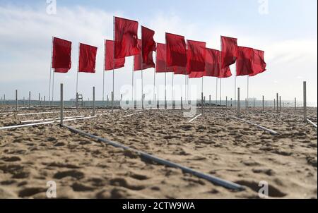 Un morceau d'œuvre de l'artiste Luke Jerram appelé 'in Memoriam', est installé sur la plage de Sandbanks dans le cadre du Bournemouth Arts par le Festival de la mer 2020. Créée à partir de plus de 100 draps et disposée sous forme de croix rouge médicale, la mer des drapeaux offre au public un endroit à visiter pour se souvenir des personnes perdues pendant la pandémie du coronavirus et rendre hommage au personnel et aux bénévoles du NHS. Banque D'Images