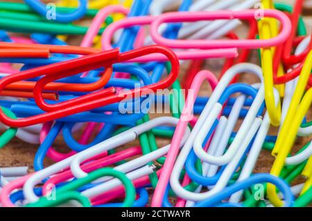 Photo macro de trombones multicolores. Arrière-plan lumineux composé de trombones de couleur, gros plan Banque D'Images