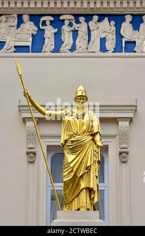 Londres, Angleterre, Royaume-Uni. Statue en marbre peint en or d'Athena/Pallas (mythologie grecque, ou Minerva - Roman) sur le portique du Athenaeum Club, Waterl Banque D'Images