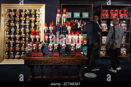 Londres, Royaume-Uni. 25 septembre 2020. Décorations de Noël et cadeaux en vente à Fortnum et Masosn à Piccadilly, Londres avec exactement 3 mois jusqu'au jour de Noël. Avec l'incertitude sur la pandémie du coronavirus, beaucoup de gens cherchent à acheter des cadeaux de Noël plus tôt. Ils apprécient également d'être applaudi par la perspective de Noël. Beaucoup de grandes boutiques vendent des décorations de Noël beaucoup plus tôt. Crédit : Mark Thomas/Alay Live News Banque D'Images