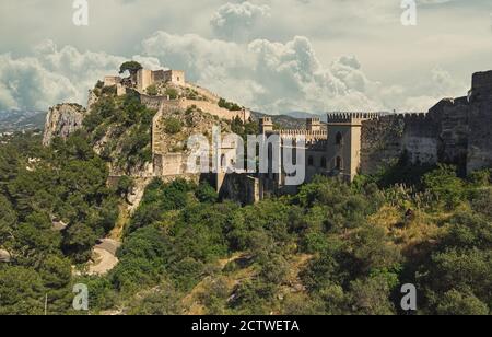 Image aérienne vue pittoresque de l'ancien célèbre château de Xativa sur fond ciel nuageux. Site espagnol situé sur le flanc de colline vert mountai Banque D'Images