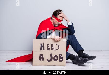 Pleine longueur profil photo de stress mature licencié homme d'affaires l'écriteau « super hero » pour la tenue des costumes a besoin d'un vêtement de travail costume chaussures rouge masque Banque D'Images