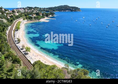 Vue d'en haut sur la plage de la Côte d'Azur, la Côte d'Azur, Villefranche-sur-Mer. Banque D'Images