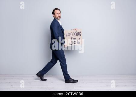Besoin d'un travail. Photo de profil de corps complet d'un homme âgé diplômé homme de crise financière accident d'entreprise perte d'emploi porte-carton étiquette travail entrepreneur Banque D'Images