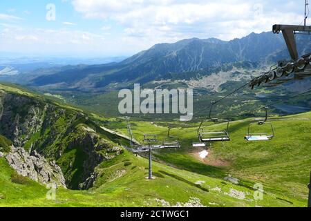 Le télésiège sur Kasprowy Wierch, montagnes Tatra en Pologne. Heure d'été. Banque D'Images