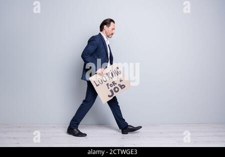 Photo de profil pleine longueur de l'entreprise de type ancien et mature licencié homme crise financière accident d'entreprise perdu le travail porte-étiquette de boîte entrepreneur syndical Banque D'Images