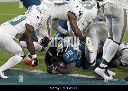 Jacksonville, États-Unis. 24 septembre 2020. Jaguars Running Back James Robinson marque un touchdown alors que les Dolphins de Miami rivalisent avec les Jacksonville Jaguars au TIAA Bank Field de Jacksonville, en Floride, le jeudi 24 septembre 2020. Les dauphins ont battu les Jaguars 31 à 13. Photo de Joe Marino/UPI crédit: UPI/Alay Live News Banque D'Images