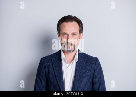 Photo de moody fatigué congédié travailleur échoué gars mis à pied agent de gestionnaire licencié perdant travail perdu regarder sérieusement caméra crise financière vêtements de crash Banque D'Images