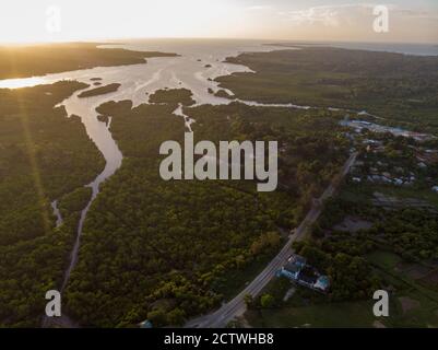 Photographie aérienne de la ville de Chake Chake, capitale de l'île de Pemba, archipel de Zanzibar. Ville dans un delta de rivière à l'heure du coucher du soleil Banque D'Images