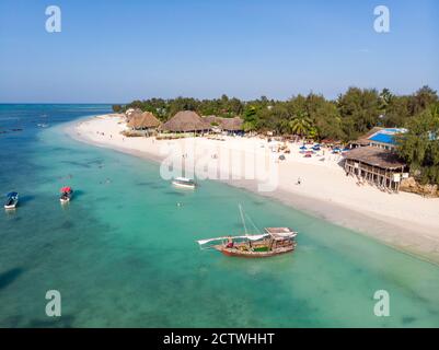 Haut vue aérienne sur la magnifique côte océanique de sable blanc à Nungwi sur l'île de Zanzibar, Tanzanie Banque D'Images