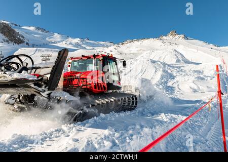 Rattar moderne rouge avec chasse-neige machine de préparation de pistes de ski alpin à la station de ski alpin d'hiver Ischgl en Autriche. Lourd Banque D'Images