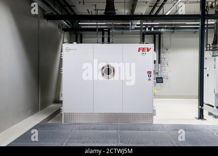 25 septembre 2020, Saxe-Anhalt, Sandersdorf-Brehna: Une chambre à vide pour les batteries de voitures électriques dans le nouveau centre de test et de développement pour les batteries de véhicules. Dans les quelque 12,000 mètres carrés et donc le plus grand centre du monde, des batteries hautes performances pour voitures électriques sont testées. Tout un arsenal d'outils attend les batteries. De la compression, la trempage, le chauffage, la congélation en profondeur à l'agitation, le traitement à la poussière et au sel aux courts-circuits contrôlés, tous les dispositifs de stockage d'énergie sont poussés à leurs limites. En Saxe-Anhalt, FEV dispose d'un centre d'essai pour les communications conventionnelles Banque D'Images