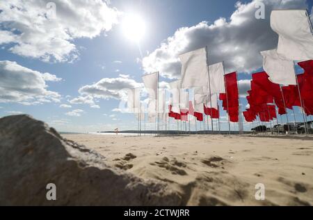 Un morceau d'œuvre de l'artiste Luke Jerram appelé 'in Memoriam', est installé sur la plage de Sandbanks dans le cadre du Bournemouth Arts par le Festival de la mer 2020. Créée à partir de plus de 100 draps et disposée sous forme de croix rouge médicale, la mer des drapeaux offre au public un endroit à visiter pour se souvenir des personnes perdues pendant la pandémie du coronavirus et rendre hommage au personnel et aux bénévoles du NHS. Banque D'Images