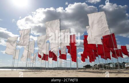 Un morceau d'œuvre de l'artiste Luke Jerram appelé 'in Memoriam', est installé sur la plage de Sandbanks dans le cadre du Bournemouth Arts par le Festival de la mer 2020. Créée à partir de plus de 100 draps et disposée sous forme de croix rouge médicale, la mer des drapeaux offre au public un endroit à visiter pour se souvenir des personnes perdues pendant la pandémie du coronavirus et rendre hommage au personnel et aux bénévoles du NHS. Banque D'Images