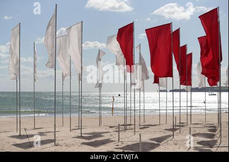 Un morceau d'œuvre de l'artiste Luke Jerram appelé 'in Memoriam', est installé sur la plage de Sandbanks dans le cadre du Bournemouth Arts par le Festival de la mer 2020. Créée à partir de plus de 100 draps et disposée sous forme de croix rouge médicale, la mer des drapeaux offre au public un endroit à visiter pour se souvenir des personnes perdues pendant la pandémie du coronavirus et rendre hommage au personnel et aux bénévoles du NHS. Banque D'Images