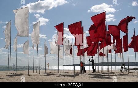 Un morceau d'œuvre de l'artiste Luke Jerram appelé 'in Memoriam', est installé sur la plage de Sandbanks dans le cadre du Bournemouth Arts par le Festival de la mer 2020. Créée à partir de plus de 100 draps et disposée sous forme de croix rouge médicale, la mer des drapeaux offre au public un endroit à visiter pour se souvenir des personnes perdues pendant la pandémie du coronavirus et rendre hommage au personnel et aux bénévoles du NHS. Banque D'Images