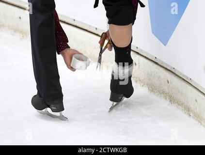 Oberstdorf, Allemagne. 25 septembre 2020. Patinage artistique, série Challenger - Nebelhorn Trophée : le patineur italien Filippo Ambrosini prépare ses patins avec du ruban adhésif. Credit: Angelika Warmuth/dpa/Alamy Live News Banque D'Images