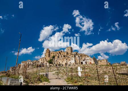 Cracovie, Matera, Basilicate, Italie. La ville fantôme a été détruite et abandonnée à la suite d'un glissement de terrain. Vue sur les vestiges et les ruines de l'ancien village. Banque D'Images