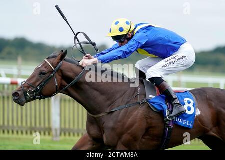 obert Havlin à cheval Rainbow Fire remporte les titres de jeune fille irlandais de l'EBF de Derrinstown pendant la deuxième journée de la réunion de Cambridgeshire à l'hippodrome de Newmarket. Banque D'Images