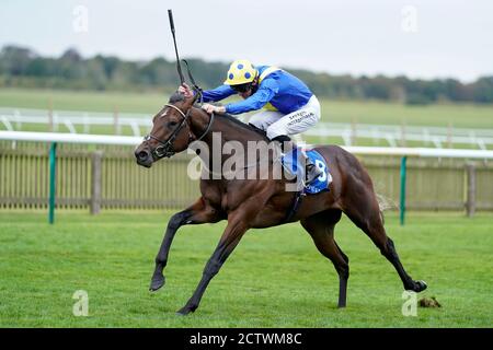 obert Havlin à cheval Rainbow Fire remporte les titres de jeune fille irlandais de l'EBF de Derrinstown pendant la deuxième journée de la réunion de Cambridgeshire à l'hippodrome de Newmarket. Banque D'Images