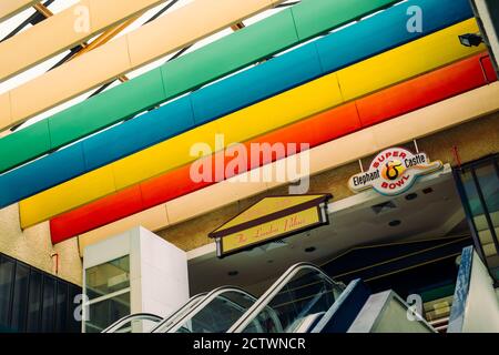 Centre commercial Elephant and Castle, Londres, Royaume-Uni. 24 septembre 2020. Le bingo et le bowling ont fermé en 2019, mais aujourd'hui, les commerçants et les acheteurs passent une dernière journée au centre commercial Elephant and Castle car les développeurs Delancey ferment les portes du centre pour la dernière fois. Quand il a ouvert en 1965, c'était le premier centre commercial intérieur au Royaume-Uni. Delancey prévoit de démolir le centre pour y construire près de 1,000 nouvelles maisons, un centre-ville piétonnier, un nouveau bâtiment universitaire pour l'Université des Arts de Londres, des espaces de loisirs et de bureau, ainsi qu'une nouvelle gare. Crédit : Tom Leighton/Alamy Live News Banque D'Images