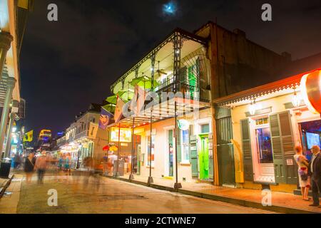 Bâtiments historiques sur Bourbon Street entre Orleans Street et St Ann Street dans le quartier français la nuit à la Nouvelle-Orléans, Louisiane, Etats-Unis. Banque D'Images