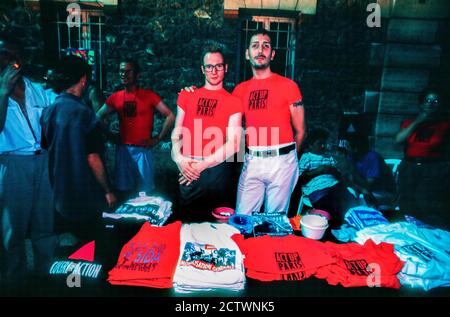 Paris, France - Groupe, activistes contre le sida d'Act Up-Paris, vente de marchandises à Display on Seine River Outdoor Party, 'Bal Gai', activisme art, Gay Men posant avec des T-shirts Banque D'Images