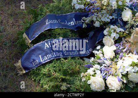 09 septembre 2020, Brandebourg, Halbe : une couronne de la faction AfD de Brandebourg se trouve sur le Waldfriedhof. Le cimetière en bordure de la communauté est l'un des plus grands sites de sépulture de guerre d'Allemagne et est maintenu par l'association régionale de Brandebourg de la Volksbund Deutsche Kriegsgräberfürsorge e. V. environ 28,000 victimes de la Seconde Guerre mondiale sont enterrées sur le site, dont la majorité sont mortes dans le chaudron de Halbe. Dans d'autres tombes, les déserteurs exécutés de la Seconde Guerre mondiale, les travailleurs forcés et ceux qui sont morts dans le camp spécial soviétique Ketschendorf entre 1945 et 1947 sont buri Banque D'Images