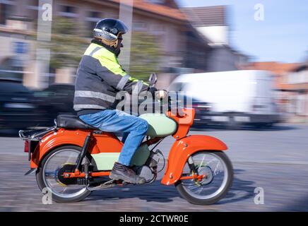 Gadebusch, Allemagne. 19 septembre 2020. Les participants de la 16e rencontre avec les cyclomoteurs de la marque Simson de GDR-production passent par la petite ville dans le district de Nordwestmecklenburg. (Prise de vue avec un temps d'exposition plus long) jusqu'à 800 biroues historiques sont attendus lors de la visite. Credit: Jens Büttner/dpa-Zentralbild/ZB/dpa/Alay Live News Banque D'Images