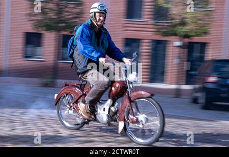 Gadebusch, Allemagne. 19 septembre 2020. Les participants de la 16e rencontre avec les cyclomoteurs de la marque Simson de GDR-production passent par la petite ville dans le district de Nordwestmecklenburg. (Prise de vue avec un temps d'exposition plus long) jusqu'à 800 biroues historiques sont attendus lors de la visite. Credit: Jens Büttner/dpa-Zentralbild/ZB/dpa/Alay Live News Banque D'Images