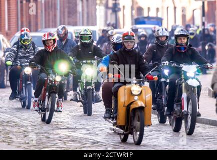 Gadebusch, Allemagne. 19 septembre 2020. Les participants de la 16e rencontre avec les cyclomoteurs de la marque Simson de GDR-production passent par la petite ville dans le district de Nordwestmecklenburg. Jusqu'à 800 bateaux à deux roues historiques sont attendus lors de la visite. Credit: Jens Büttner/dpa-Zentralbild/ZB/dpa/Alay Live News Banque D'Images