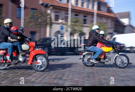 Gadebusch, Allemagne. 19 septembre 2020. Les participants de la 16e rencontre avec les cyclomoteurs de la marque Simson de GDR-production passent par la petite ville dans le district de Nordwestmecklenburg. (Prise de vue avec un temps d'exposition plus long) jusqu'à 800 biroues historiques sont attendus lors de la visite. Credit: Jens Büttner/dpa-Zentralbild/ZB/dpa/Alay Live News Banque D'Images