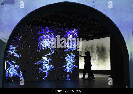 Pékin, Chine. 25 septembre 2020. Les gens visitent une exposition numérique pendant un aperçu des médias au Musée de la capitale à Beijing, en Chine, le 25 septembre 2020. Présentant des contenus numérisés de reliques historiques provenant de divers musées, l'exposition sera ouverte au public samedi. Crédit: Lu Peng/Xinhua/Alay Live News Banque D'Images