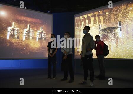 Pékin, Chine. 25 septembre 2020. Les gens visitent une exposition numérique pendant un aperçu des médias au Musée de la capitale à Beijing, en Chine, le 25 septembre 2020. Présentant des contenus numérisés de reliques historiques provenant de divers musées, l'exposition sera ouverte au public samedi. Crédit: Lu Peng/Xinhua/Alay Live News Banque D'Images