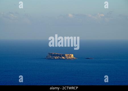 Vue sur l'îlot de Filfla depuis les falaises de Dingli, Malte Banque D'Images