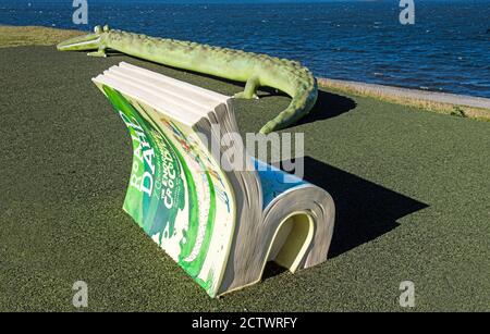 Le livre (et crocodile!) À Cardiff Bay, hommage à Roald Dahl et à son œuvre. Spécifique au livre l'énorme crocodile il est sur la baie de barrage Banque D'Images