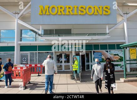 Bracknell, Berkshire, Royaume-Uni. 25 septembre 2020. Suite à la hausse des cas positifs de coronavirus Covid-19, les Morrisons sont les premiers supermarchés à ramener leurs ventes de produits en rationnement afin d'empêcher les gens de paniquer à l'achat comme ils l'ont fait lorsque le Royaume-Uni a été verrouillé pour la première fois plus tôt cette année. Les ventes de certains produits tels que les rouleaux de toilette, les pâtes, les céréales pour le petit déjeuner et l'assainisseur pour les mains sont désormais limitées à trois articles par client. Les Morrisons ont également des marshals à l'entrée de leur supermarché. Crédit : Maureen McLean/Alay Live News Banque D'Images