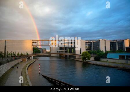 Impressionen: Regenbogen ueber dem Berliner Regierungsviertel, Berlin-Mitte (nur fuer redaktionelle Verwendung. Keine Werbung. Banque de référence : htt Banque D'Images