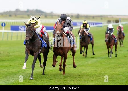 Andrea Atzeni, à gauche, remporte les piquets de romarin TASLEET British EBF au cours du deuxième jour de la rencontre de Cambridgeshire à l'hippodrome de Newmarket. Banque D'Images