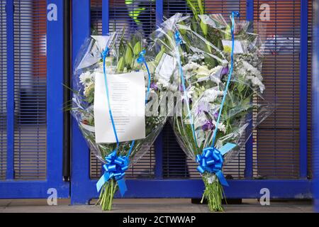 Fleurs laissées à l'extérieur du centre de détention de Croydon, dans le sud de Londres, où un policier a été abattu par un homme qui était détenu dans les premières heures de vendredi matin. L'officier a été soigné sur les lieux avant d'être transporté à l'hôpital où il est décédé par la suite. Banque D'Images