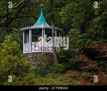 Vue sur le Gazebo dans le village de Portmeirion, dans le nord du pays de Galles, au Royaume-Uni. C'est une terrasse qui donne sur le village et offre une vue spectaculaire. Banque D'Images