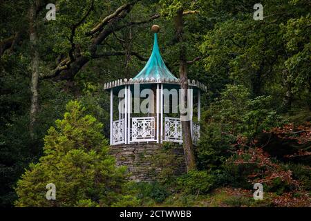 Vue sur le Gazebo dans le village de Portmeirion, dans le nord du pays de Galles, au Royaume-Uni. C'est une terrasse qui donne sur le village et offre une vue spectaculaire. Banque D'Images